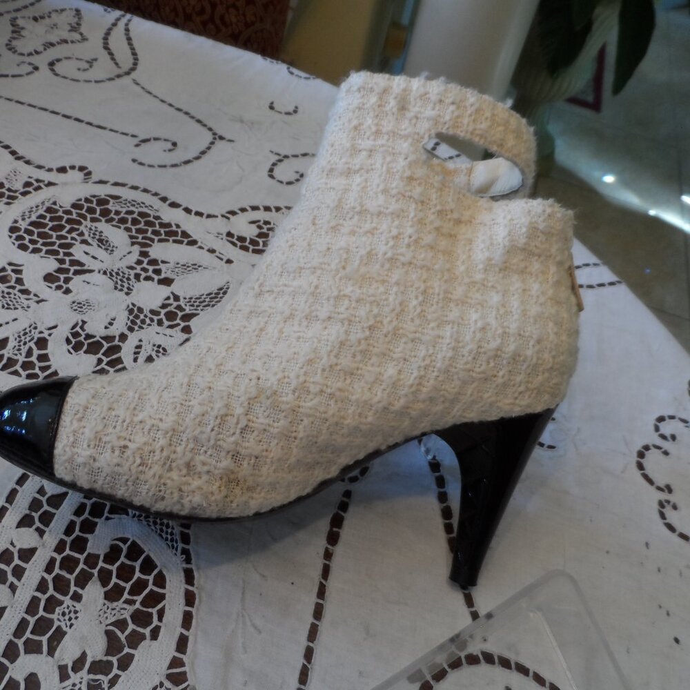 Chanel Ivory/Black Wool Tweed-Patent Leather Ankle Boots w/Buckle-Logo Size 39.5 - Picture 6 of 16